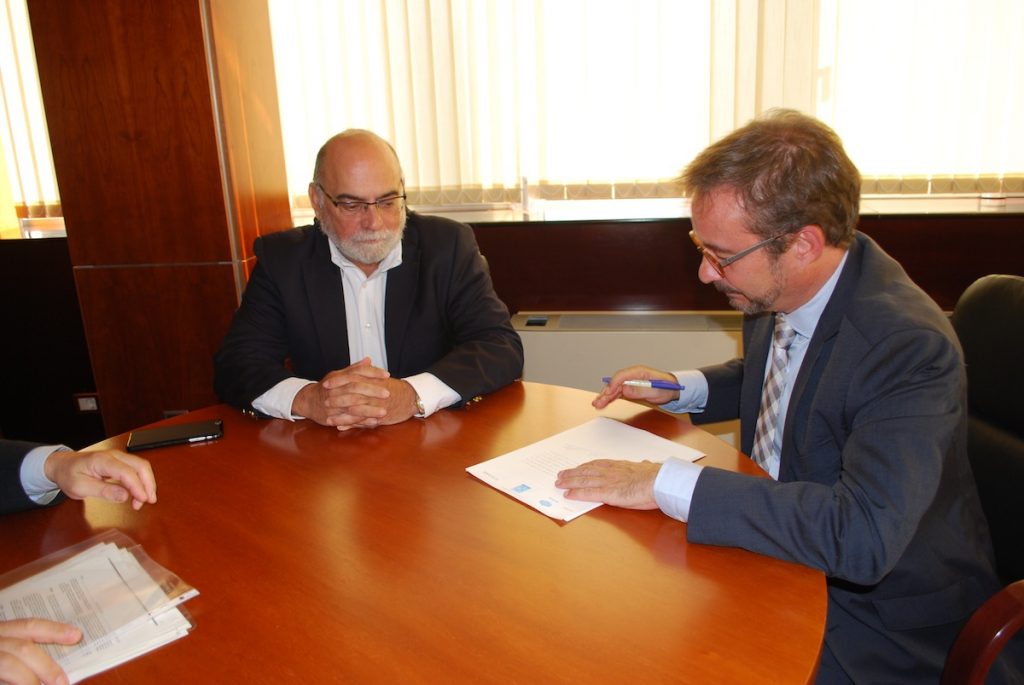 Momento de la firma a cargo del consejero de Desarrollo Económico, Raúl García Brink. Momento de la firma a cargo del consejero de Desarrollo Económico, Raúl García Brink.